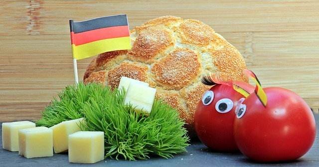 周扬青晒约会视频，两人相识有6个月，男方从北京飞上海陪她吃饭.